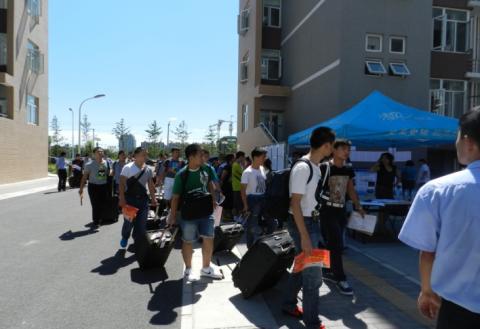 新生乘坐南方航空航班集体报到